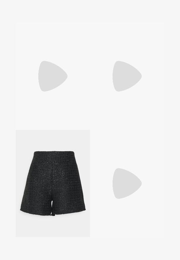 Valkoinen ribbitekstin pitkähiha-mallinen paita, jossa on V-pääntie ja teksturoidun pitsin yksityiskohtia pääntien ympärillä, hieman aaltoileva helma ja tiukka muotoilu.; Mustat kudotut shortsit, joissa on teksturoitu pinta ja hillitty kiilto. Ominaisuuksiin kuuluu korkea vyötärö ja muotoiltu A-linjainen malli.; Musta lakattu nahkainen korkokenkä, jossa on terävä kärki ja sulava siluetti, ominaisuutena sileä pinta ja minimalistinen muotoilu.; Kultakosketuksella varustetut roikkuvat korvakorut, joissa on ryppäsmäinen muotoilu ja pyöreät sekä pisaramaiset kirkkaat kristallit, esittelevät monimutkaista yksityiskohtaisuutta.