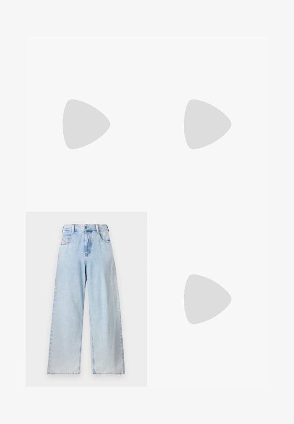 Bílý bavlněný tričko s kulatým výstřihem, krátkými rukávy, volným střihem a minimem švů. Hladká textura a čistý design.; Světle modré kalhoty s širokými nohavicemi vyrobené z denimu, s vysokým pasem, viditelným švem, předními kapsami a rovný střih až k lemování.; Černé sportovní boty s modrými a stříbrnými akcenty, vybavené texturovaným svrškem, odvážným designem podrážky a systémem šněrování. Umístěné na modrém koberci.; Sluneční brýle s úhlovým černobílým rámem, hnědými skly a červenými větvemi ve tvaru zig-zag. Vyznačují se výrazným geometrickým designem.