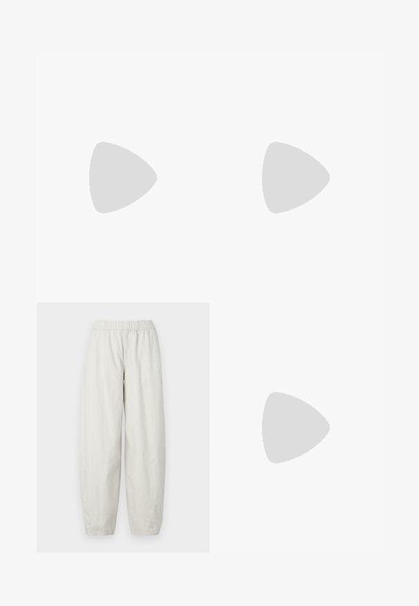 Długo rękawowy, zielony top w tie-dye z falbaniastym dekoltem i dołem. Posiada ukośny szew z teksturowanymi akcentami w miękkim, lekkim materiale.; Jasnoszare, prążkowane spodnie z elastycznym pasem, charakteryzujące się luźnym, szerokim krojem dla komfortu i swobody ruchów.; Czarne skórzane mokasyny z usztywnioną podeszwą, z lekko podniesionym obcasem w kształcie bloku i teksturowanym wierzchem, zapinane na przedni pasek.; Zestaw srebrnych kolczyków z różnymi wzorami: kółka, sztyfty i wiszące style, z kulistymi akcentami i spiczastymi elementami.