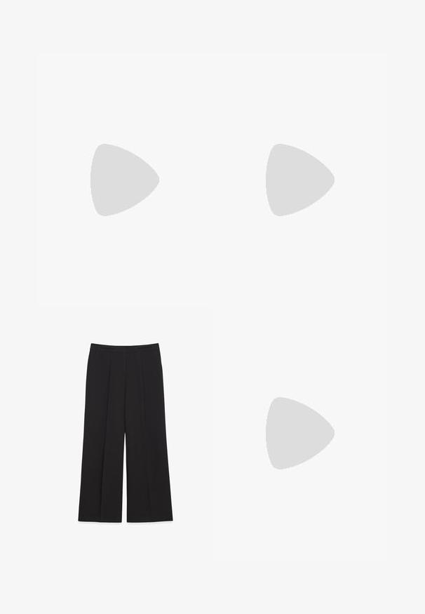 Zwart katoenen T-shirt met een ronde hals en korte mouwen. Voorzien van witte bedrukte tekst op de linkerborst. Eenvoudige, losse pasvorm.; Zwarte wijde broek van soepel stof, met plooien, zijzakken en een op maat gemaakte tailleband voor een gestructureerde pasvorm.; Witte sneaker met een gladde synthetische bovenkant, geperforeerde neus, platte veters en een gestructureerde zool, tentoongesteld op een houten oppervlak.; Zwarte leren handtas met twee handvatten, ovale vorm, zachte textuur, subtiele branding en een hartvormig label eraan bevestigd.