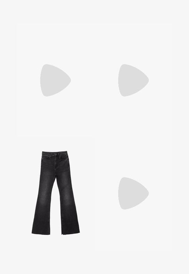Zwarte naadloze bralette met dunne verstelbare bandjes, V-hals en een aangesloten ontwerp. Zacht, rekbaar materiaal zonder zichtbare hardware.; Zwarte flared denim jeans met een rauwe zoom, voorzien van een vijf-pocketontwerp en een knoopsluiting. Gemaakt van een stevige, gestructureerde stof.; Zwarte leren pump met een ronde neus, klein strikje aan de voorkant en een vierkante blokhak. Gladde textuur met minimale ontwerpaccenten.; Rode glanzende leren handtas met een driehoekige vorm, brede opening aan de bovenkant en een enkele gebogen handgreep. Gladde textuur met minimale stikseldetails.