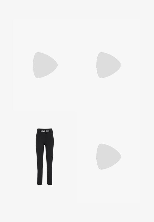 Sort langærmet mesh top med rund hals, med hvid "CALVIN KLEIN" logo centreret på brystet.; Sorte leggings lavet af strækbart materiale, med en bred elastik i taljen med "CALVIN KLEIN" logo, slim fit og ankellang design.; Sort lavtop sportsko med åndbart mesh, snørebåndsdesign, tekstureret sål og "cK" logo på siden.; Sort læder clutch taske med rektangulær form, glat tekstur, tynd skulderrem og minimalistisk design.