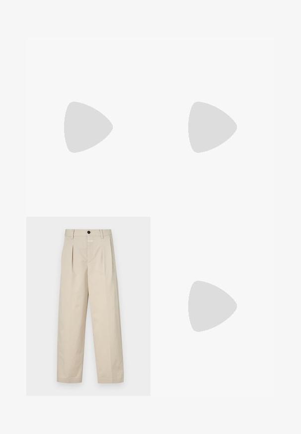 Kerge lillakas ribakudumist V-kaelusega ilma varrukateta top, millel on keskseam detail ja sildiga kaeluses.; Beige laiad püksid, mis on valmistatud puuvillast ja millel on ees voldid. Omavad musta nuppu ja silti vööl. Sile tekstuur ja kohandatud disain.; Bež kõrge kontsaga suss, millel on pahkluuraam ja kuldne lukk, avatud varvas ja plokk-konts valgel taustal.; Beež nahast õlakott, millel on klapiga sulgus, hõbedane riistvara ja eemaldatav rihm. Sile tekstuur ja lihtne ristkülikukujuline kuju.