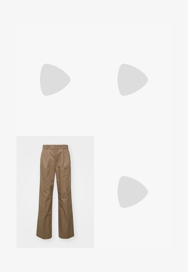 Maglietta nera a maniche lunghe con strisce curve verdi e turchesi e logo Puma. Tessuto liscio con texture a contrasto sulle maniche.; Pantaloni marroni a gamba larga realizzati in un tessuto robusto. Presentano pince davanti, una superficie liscia e un design della vita classico.; Scarpe piatte argento e bianche con cinturini incrociati e dettagli testurizzati, abbinate a pantaloni neri larghi. Ambientate su un pavimento blu.; Orecchini ad anello in metallo dorato con una finitura liscia, forma circolare e una chiusura sicura. Superficie lucida senza motivi o decorazioni visibili.