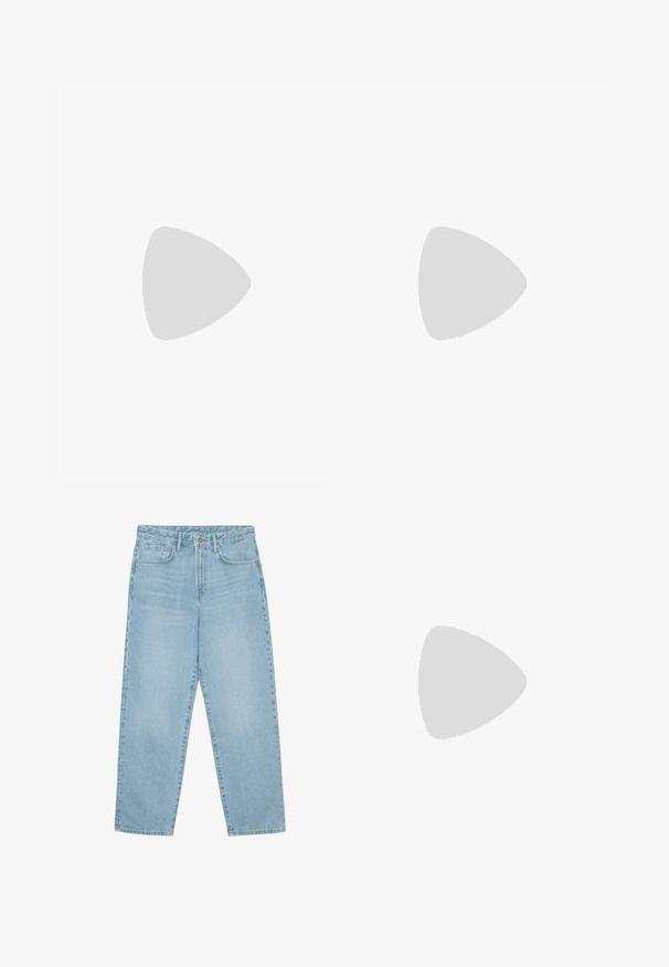 Hvit basketballtrøye med «NEW YORK» i oransje og blå skrift, med nummer «11» nedenfor. Nike-logo på øvre venstre side. Mesh-struktur.; Lyseblå denimbukser med høy midje og vide ben. Har frontlommer, en baklomme og metallknappåpning.; Sko med overdel i kremfarget lær og marineblå semsket skinn, med synlig luftsåle, beige gummisåle og rød detalj på hælen.; Svart nylon belteveske med glidelås, med en stor hvit Nike-logo. Jevn tekstur og ergonomisk design for komfortabel bruk.
