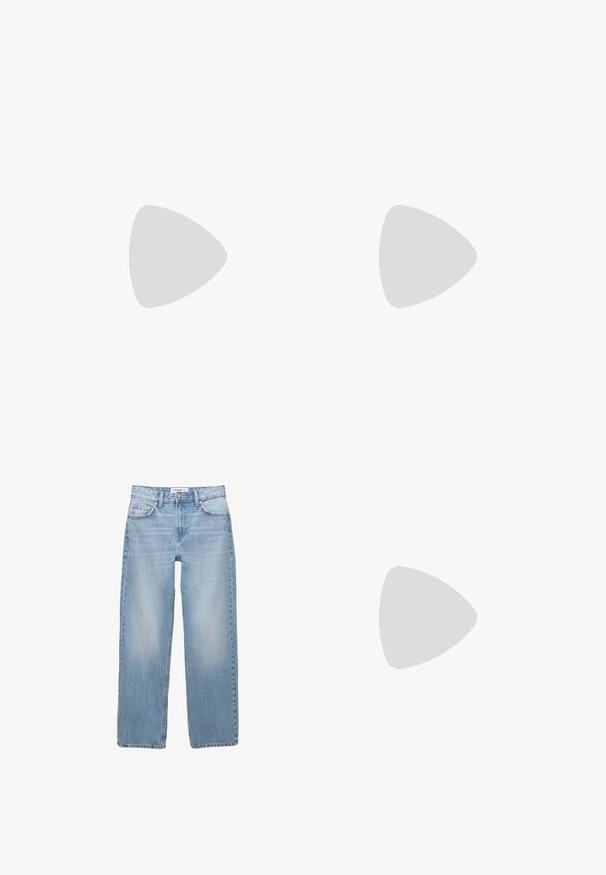 Stribet t-shirt med skiftende rust- og kremfarver, korte ærmer, rund halsudskæring og et blødt, struktureret stof.; Lyseblå denim jeans med løs pasform, lige ben, fem-lommer design og minimal falming gennem hele stoffet.; Sportsko med en overdel i hvid læder, grå ruskind på tåen og tre sorte striber. Har et blåt logo på tungen og en struktureret gummisål.; Sorte plastiksolkaber med grønne linser, firkantede stel, sølvaccent på brynene og teksturerede templede arme. Angivet mærke på den indre arm.