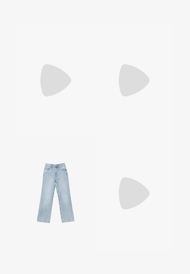 Mrežasta bez rukava s bazom u mint zelenoj boji i horizontalnim crvenim prugama. Ima okrugli izrez i mekanu teksturu.; Svijetlo plave traperice širokog kroja, s istrošenim detaljima, dizajnom s pet džepova i zatvaranjem na munju.; Bijele kožne tenisice s glatkom teksturom, podstavljenim gležnjem i perforiranim nožnim dijelom. Imaju blago povišeni gumeni potplat i dizajn s vezicama.; Bijela sintetička torbica s trokutastim oblikom, ravnim prednjim poklopcem i detaljem u obliku mašne, podesivom remenom, glatkom teksturom i minimalističkim dizajnom.