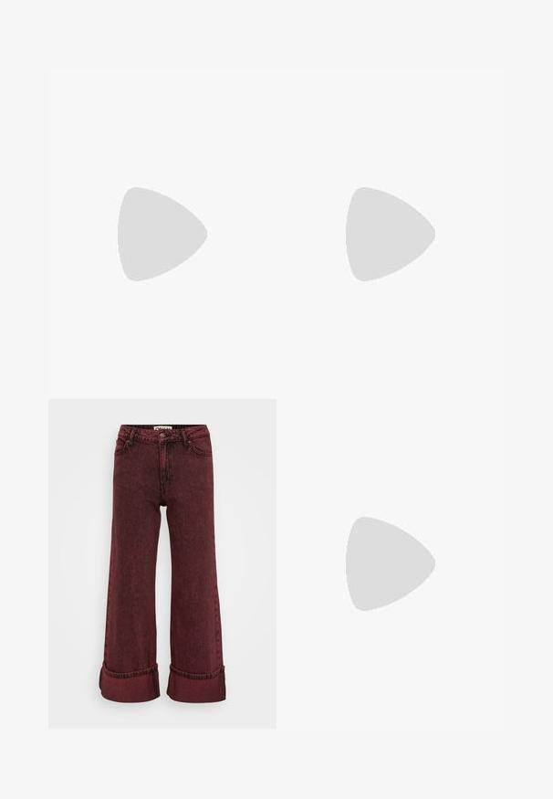 GAP Petite TEE - Majica z dolgimi rokavi - true black; Bordo široke hlače iz džinsa z med teksturirano površino, visoko pasu, z zankami za pas in obrnjenimi robovi. Imajo klasičen pet-pocket stil.; Bele zimske superge z debelimi, rebrastimi podplati in krožnim logotipom, oblečene z svetlo modrimi, širokimi kavbojkami.; Rjavi gradient sončna očala s prozornim roza okvirjem, kvadratne oblike in tankimi kovinskimi ročaji. Imajo zaobljene robove in minimalne detajle.