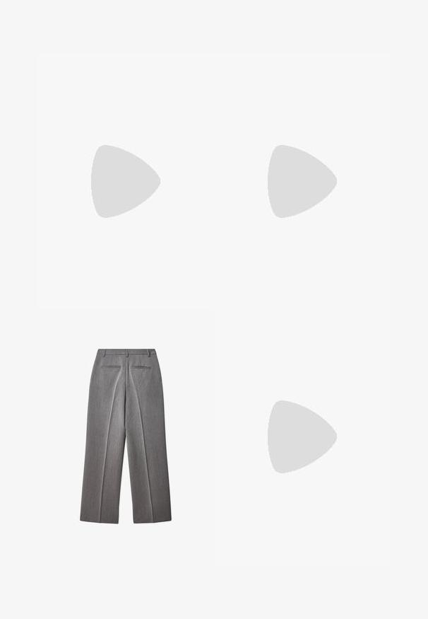 Crème-kleurige mouwloze gebreide trui met een hoge geribbelde kraag en textuurstof, gelaagd over een witte blouse met kraag.; Grijze tailored broek met een rechte snit, met een soepele textuur, twee achterzakken en voorplooien voor een gestructureerde uitstraling.; Zwarte suède ballerina's met een ronde neus, voorzien van een decoratieve strik aan de voorkant en een platte zool. Glad textuur en klassieke vorm.; Zwarte oversized zonnebril met ovale lenzen, een glad plastic montuur en gouden accenten op de pootjes. Donkere lenzen bieden bescherming tegen de zon.