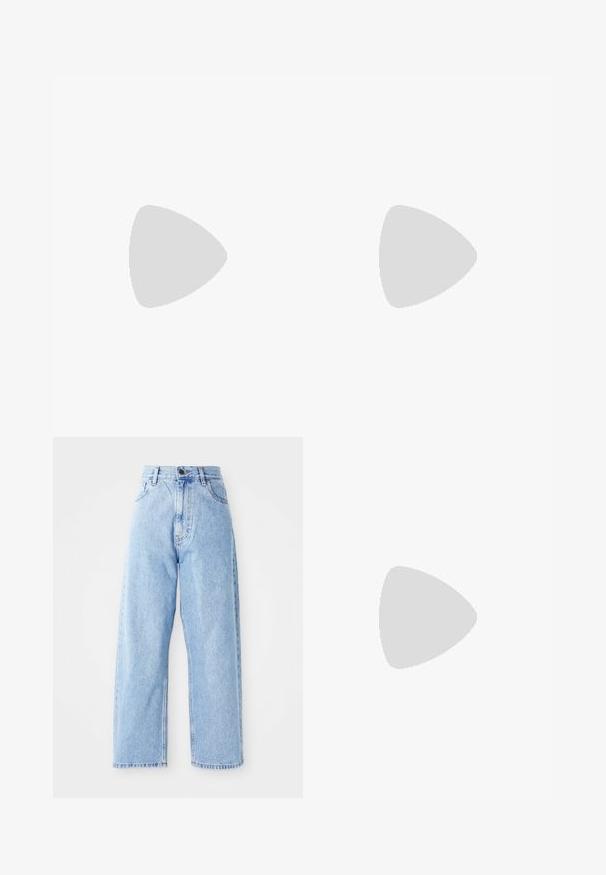 Lyseblå kortermet T-skjorte med rund hals og liten hvit logo på venstre bryst mot en enkel hvit bakgrunn.; Høytlivede lyseblå denimjeans med rette vide ben, frontknapp, glidelåslukking og lommer foran og bak.; Rosa semskede sneakers med grønne striper, hvite detaljer og en brun gummisåle. Har teksturert stoff og logodetaljer på siden.; Sølv hoop-øreringer med rektangulære og trekantede klare krystaller arrangert i et sirkulært mønster med en sentral stift for festing.