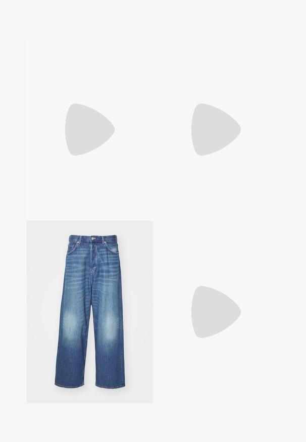 Maillot à manches longues blanc avec des accents bleus sur les épaules, un col zippé demi, un tissu texturé et un logo Nike rouge ; présente "QATAR AIRWAYS" en bleu.; Jean en denim bleu à jambes larges avec une teinte délavée, cinq poches et une fermeture à bouton. Texture lisse avec un léger dégradé aux genoux.; Chaussure de course Nike grise et noire avec un coussin de type ressort visible sous la semelle et un logo swoosh blanc sur le côté.; Lunettes de soleil en métal argenté avec des verres gris ovales, des branches fines et un design minimaliste. Les verres présentent une légère qualité réfléchissante.