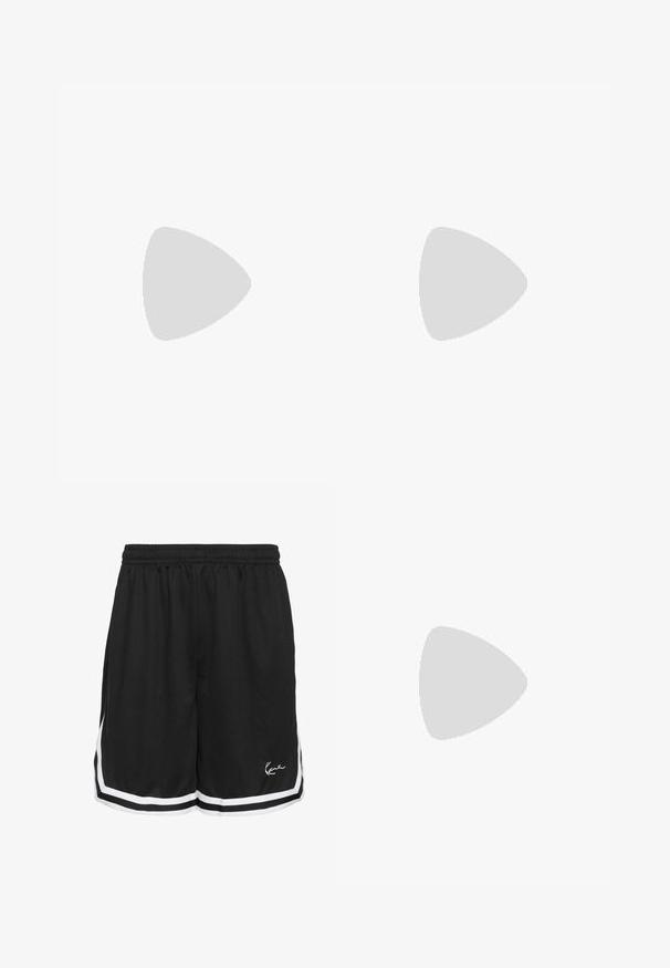 T-shirt noir à manches courtes présentant un texte découpé multicolore "Compton Los Angeles" imprimé sur le devant. Matériau en coton.; Shorts de sport noirs avec une taille élastique, dotés de rayures latérales blanches et d'un logo sur le bas à droite. Tissu légèrement texturé.; Baskets en cuir blanc avec perforations, à bout rond, semelle plate et lacets épais, arborant un logo swoosh visible et "AIR" sur le talon.; Sac à dos en toile noire avec une texture lisse, arborant un design courbé, un compartiment zippé et un logo blanc sur le devant.