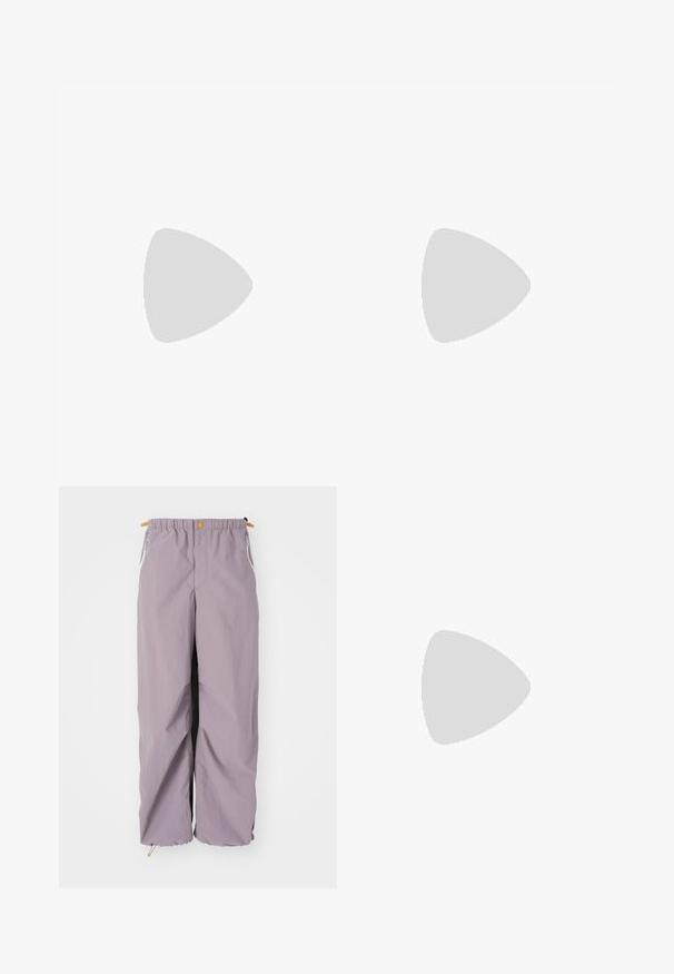 Langermet kremfarget t-skjorte laget av myk bomull, med rund hals og sideslisser for økt komfort. Minimalistisk design, ensfarget tekstur.; Lys lilla vindjakke-bukser med elastisk midje, sidelommer med glidelås og snorhems; laget av lett, vannavvisende materiale.; Beige sportssko i mesh og semsket skinn, med avrundet tå, tykk såle og merkbare reflekterende detaljer på siden.; Sports solbriller med en svart ramme, store gradientlinser i lilla og grønne nyanser, samt vinklede designaksenter med logo-detalj.