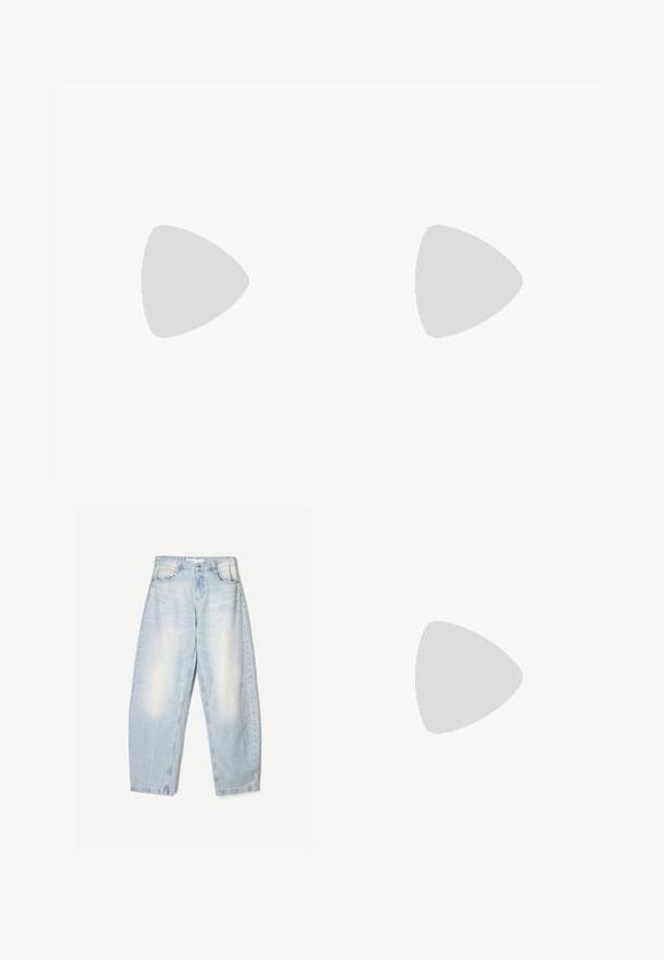 Body nero a maniche lunghe con design avvolgente, caratterizzato da una texture liscia e scollatura a V profonda. La parte inferiore offre copertura a perizoma.; Jeans in denim azzurro chiaro con una vestibilità ampia, caratterizzati da una finitura sbiadita, due tasche frontali e una chiusura con bottone in vita.; Sandal in pelle nera open-toe con una fascia ampia e un tacco a blocco solido. Caratterizzato da una texture liscia e un design minimale.; Borsa a tracolla in pelle marrone con forma curvata, hardware dorato e un dettaglio con fibbia. Presenta una tracolla rimovibile.