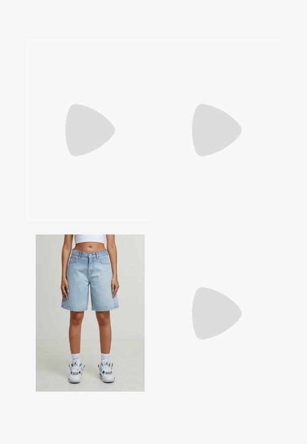 Biela crop tričko vyrobené z bavlny. Má krátke rukávy a na prednej strane sa nachádza ružový, štylizovaný text "Call Me 1-800-JUICY".; Svetlomodré džínsové šortky s voľným strihom, obsahujúce päť vreciek, zapínanie na gombík a lem, ktorý končí tesne nad kolenami.; Biele tenisky s hladkým koženým zvrškom, kontrastné s gumovou podrážkou. Majú modré logo a šnurovací dizajn.; Ružová kožená kabelka s okrúhlym tvarom, ktorá má čipkovaný dizajn s metalickými očkami a detailom mašle. Obsahuje krátku rukoväť.