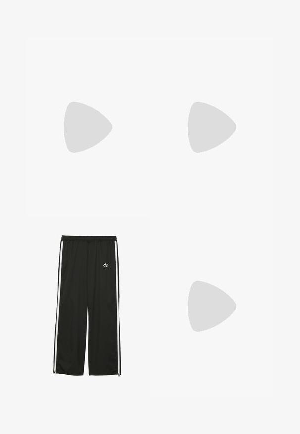 Jack & Jones JJELEGACY BLOCKING TEE O NECK - T-shirt imprimé - navy; Pantalons de sport noirs en tissu léger, avec des rayures blanches sur les côtés, une taille élastique et un petit logo à l'avant.; Bottine en daim beige avec un col rembourré noir, œillets en métal doré, détails de surpiqûres blanches et semelle en caoutchouc robuste avec des crampons prononcés.; Lunettes de soleil noires avec des verresrectangulaires, monture en plastique mat et bords droits. Présente le logo de la marque sur le bras intérieur.