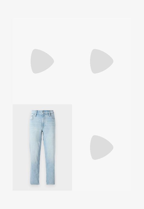 Langermet topp i lys olivengrønn, laget av myk, teksturert stoff. Har en vid halsutskjæring og en tettsittende silhuett.; Lyseblå denimjeans, rett ben-design, midjehøyde, med fem lommer og en knappelukking foran.; Svart spiss tå slingback-sko med lav hæl, laget av jevnt skinnmateriale og med utskåret design på siden for pusteevne.; Svart lærveske med en strukturert design, doble topphåndtak, gullfarget spenneakent og preget merke-logo foran.