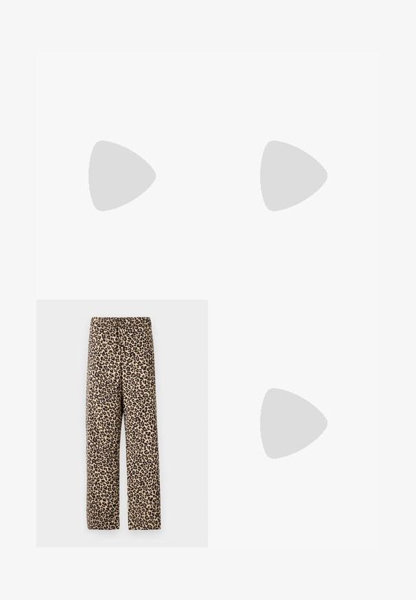 Långärmad polotröja i krämfärgad ribbad tyg, med en klassisk krage, knapplist och en figurnära silhuett.; Byxor i leopardmönster med elastisk midja, lättviktigt tyg, straight-leg design och en tan bakgrund med mörkbruna fläckar.; Svarta lackläder slingback klackar med spetsig tå och geometrisk klack. Har en elegant, minimalistisk design och slät yta.; Brun läder crossbody-väska med en böjd form, gyllene detaljer och en spänneaccent. Har en avtagbar axelrem.