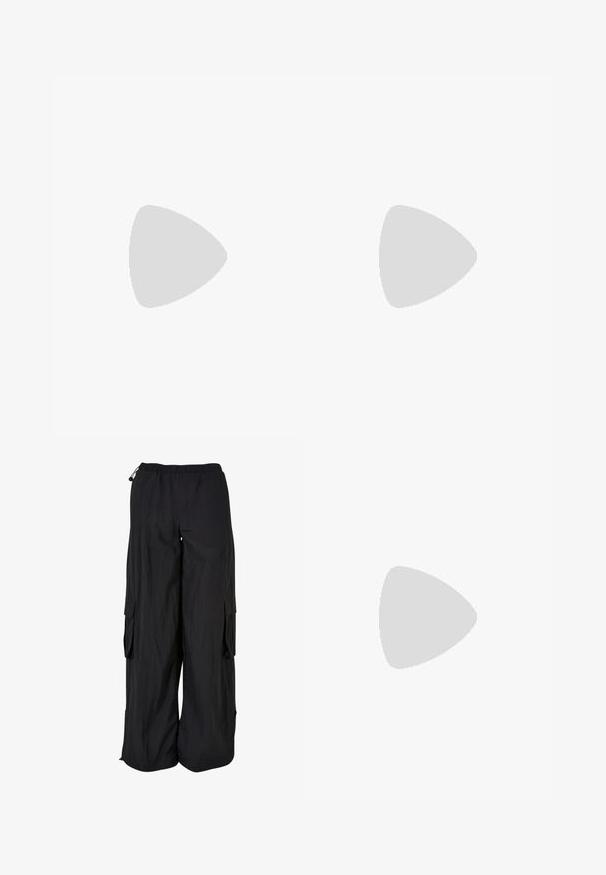 Zwarte mouwloze vest gemaakt van een gladde stof, met zilveren stiksels en een rits aan de voorkant, ontworpen met een hoge kraag.; Zwarte cargobroek met een elastische tailleband, losse pasvorm, lichte stof, zijkanten zakken en een subtiele textuurafwerking.; Zwarte kniehoge platformlaarzen van glad leder, met dikke vierkante hakken en een slank ontwerp, tegen een stadsachtergrond.; Grijze zonnebril met een slank, lichtgewicht kunststof montuur. Beschikt over getinte grijze lenzen en textuuraccenten aan de zijkanten voor extra grip.