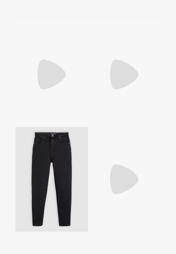 Hvid, kortærmet V-hals t-shirt lavet af letvægtsstof, med en subtil tekstur og en lille logo detalje ved kanten.; Sorte denim jeans med en slim fit design, fem lommer og hardware i sølvfarve. Har en knaplukning og en glat tekstur.; Hvide platform sneakers med en glat læderoverflade, perforerede detaljer og flade snørebånd; har en tyk hvid gummisål.; Beige stofpung med en rund form, der har en flad top og subtile sømdetaljer. Inkluderer et minimalistisk logo og en sideløkke.