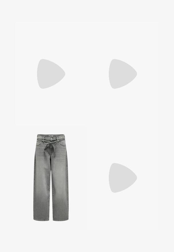 Juoda trumpa rankovė t-marškiniai, pagaminti iš minkštos, tamprios medžiagos, su klasikinėmis apvaliais iškirptėmis ir prigludusia siluetu, tinkami sluoksniavimui ar kasdienei aprangai.; Plačios kojų pilkos džinsinės kelnės su raištelių juosmeniu ir priekinėmis kišenėmis. Audinys turi šiek tiek tekstūros ir išblukusį finišą.; Juodas odines batų su apvaliu pirštu, su raišteliu, geltona siuvimo linija palei padą ir storu juodu guminiu padu, užtikrinančiu sukibimą.; Levi's® PAISLEY BANDANA UNISEX - Fuliaras - regular black; Austos pintinės iš neryškiai smėlinio spalvos pintos šiaudų, su juodu odiniu akcentu su įspaustu tekstu, dvigubomis pintomis rankenomis ir plačia, atvira forma.