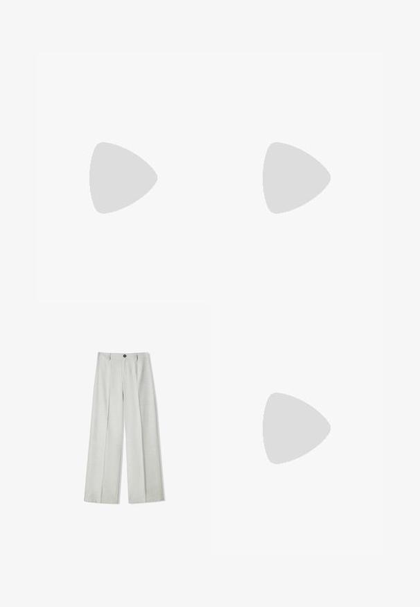 Top senza maniche in tessuto a maglia metallica argento. Presenta una texture a costine e un collo rotondo. Design semplice e aderente senza accenti aggiuntivi.; Pantaloni ampi grigi chiari realizzati in un tessuto testurizzato, dotati di una chiusura con bottone e due pieghe frontali per maggior dettaglio.; Tacco slingback in pelle verniciata marrone con punta affusolata, cinturini regolabili e fibbie decorative sul davanti. Altezza del tacco di 3 pollici.; Borsa tote in pelle nera con texture liscia, forma rettangolare e due manici lunghi. Nessun hardware o decorazione visibile.