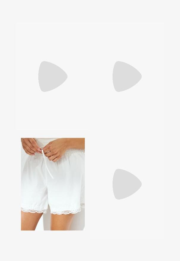 Czarna prążkowana bluzka na ramiączkach z wysokim dekoltem i dopasowanym krojem. Gładka faktura bez widocznych ozdób czy wzorów.; Białe bawełniane szorty z elastycznym pasem i sznurkiem, z koronkowym wykończeniem na dolnym brzegu dla dodatkowego efektu.; Brązowe botki do kolan wykonane z gładkiej syntetycznej skóry, z masywną czarną platformą i minimalnym przeszyciem dla eleganckiego designu.; Brązowa skórzana torebka z regulowanym paskiem na ramię, górnymi uchwytami, zamykaną kieszenią z przodu oraz metalowymi detalami. Teksturowane wykończenie.