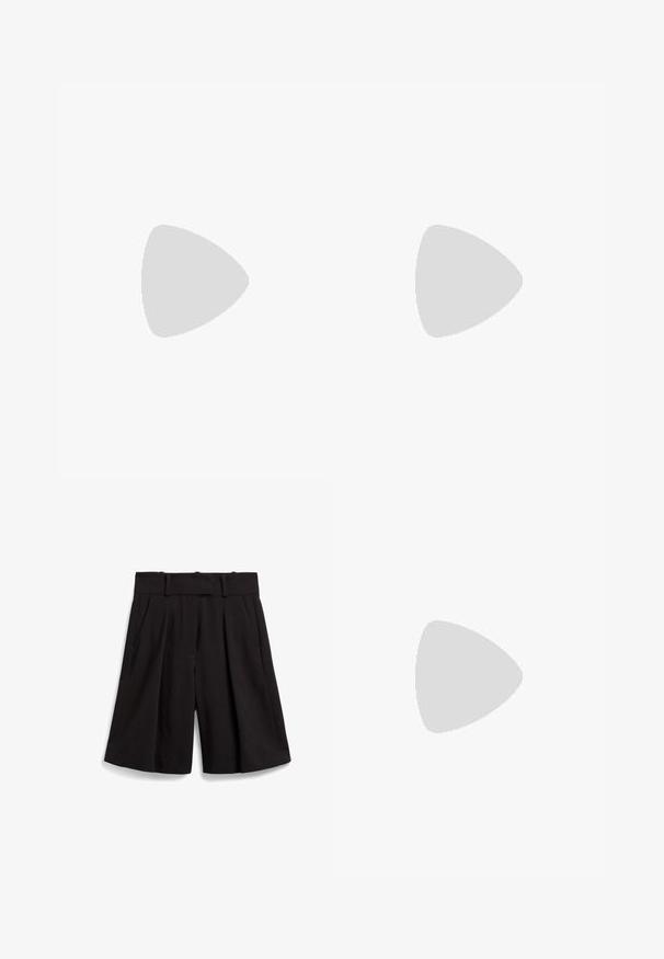 032c DRAPED SWAN EVENING - T-shirt print - black; Zwarte op maat gemaakte shorts met een brede pijp, plooien aan de voorkant en een rechte tailleband met riemlussen. Soepele stoftextuur.; Zwarte leren ballerina met een ronde neus, gladde textuur, minimale stikdetails en een flexibele zoolontwerp.; Zwarte leren handtas met een gouden hardware accent, voorzien van een kenmerkende sluiting, een afneembare schouderband en een ge textureerd oppervlak.