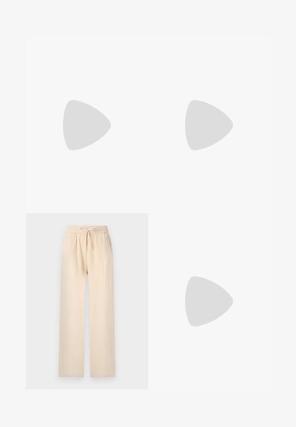 Svart ribbet tank topp med rund hals og ermeløs design; laget av et mykt, elastisk stoff for komfort og passform.; Lyse beige vide bukser laget av myk, lett stoff. Elastisk midje med snor. Teksturert overflate og løs passform.; Svart lakkert høye hæler med spiss tupp, ankelstropp og teksturert krokodilleskinn-mønster. Design med firkantet blokkhæl.; Svart lærveske med en buet form, avtagbar stropp og gullbeslag. Vesken har et klaff med spenne-detall.