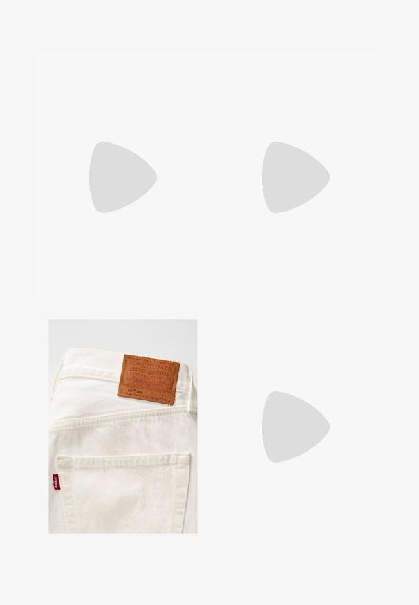 Schwarzes langärmliges Cropped-Top mit einem runden Ausschnitt, aus geripptem Stoff gefertigt. Hat eine figurbetonte Silhouette und eine weiche Textur.; Weiße Denim-Jeans mit einem braunen Lederetikett mit geprägten Details. Enthält das rote Levi's-Logo auf der Tasche, das die klassische Naht zeigt.; Schwarz-weißer Nike Dunk Low Sneaker mit Lederobermaterial, perforiertem Zehenbereich und schwarzen Schnürsenkeln, ausgestattet mit einer weißen Sohle und Logo-Akzenten.; Goldfarbene Metallrahmen-Sonnenbrillen mit dunkelgrünen Gläsern im Pilotenstil, mit schlanken Bügeln und Schildpatt-Akzenten an den Spitzen.; Braune, gemusterte Tragetasche mit schwarzen Griffen, aus strapazierfähigem Material. Kombiniert mit einem beigen, gestrickten Pullover und braunen Sandalen mit Riemen.