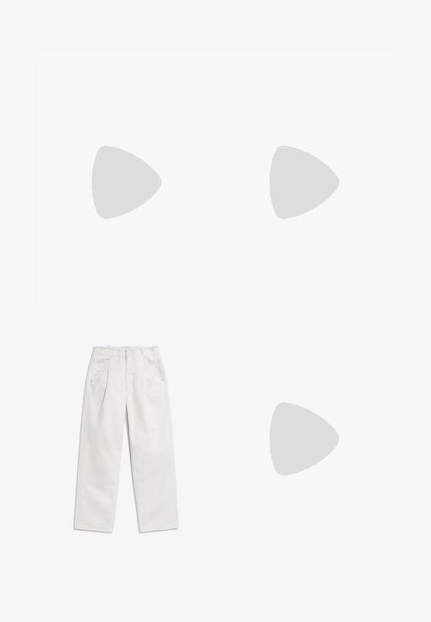 Zwart-wit gestreepte t-shirt met korte mouwen en een ronde hals, van lichtgewicht stof en met een rechte snit, met raglan mouwen.; Witte katoenen broek met geplooide voorkant, zijzakken en een cropped lengte. Afgewerkte rand bij de tailleband voegt textuur toe. Over het algemeen een gladde afwerking.; Zwarte instapschoen gemaakt van een textuurmateriaal met een reptielenpatroon, met een lage, vlakke hak en een ronde, open teenontwerp.; Witte leren tote bag met een gestructureerde vorm, prominente stiksels, gouden hardwarelabel en dubbele handgrepen. Gelaagde oppervlakte met zijzakken.