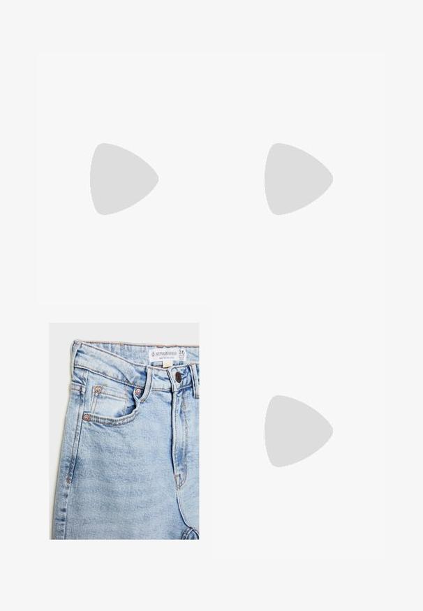 Cremfarbener Langarm-Top mit floralem Spitzenmuster, hohem Kragen und seitlichem Bindedetail für eine anpassbare Passform. Weicher Stoff und leichtes Material.; Helle blaue Jeans mit hoher Taille, fünf Taschen, Hardware in Kupferoptik und dezentem Ausbleichen, mit einem Etikett am Bund.; Weiße Sneaker mit strukturiertem Mesh und glatten synthetischen Komponenten, ausgestattet mit einer dicken Sohle und schwarzer Schrift auf der Ferse. Kombiniert mit hellblauen Jeans.; Schildpatt quadratische Sonnenbrille mit braunem Verlaufsglas, ausgestattet mit goldenen Akzenten an den Bügeln und einem dicken, glänzenden Rahmen.