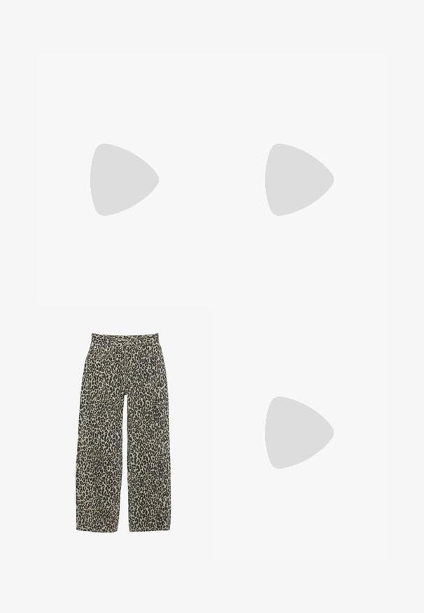 Schwarzes kurzärmliges Strickoberteil mit geripptem Muster und Rundhalsausschnitt. Es hat eine enganliegende Silhouette und dezente Stickdetails.; Leopardenmuster weite Hosen in einem neutralen Beige- und Schwarzfarbschema. Verfügt über eine hohe Taille, fünf Taschen und einen Knopfverschluss.; Sportschuhe mit einem Obermaterial aus weißem Leder, grauer Wildleder-Zehenkappe und drei schwarzen Streifen. Sie verfügen über ein blaues Logo auf der Zunge und eine strukturierte Gummisohle.; Schwarz lackierte Handtasche mit Krokodilstruktur, goldfarbenen Hardware, einem oberen Griff und einem abnehmbaren Schulterriemen. Rechteckige Form mit Klappenverschluss.