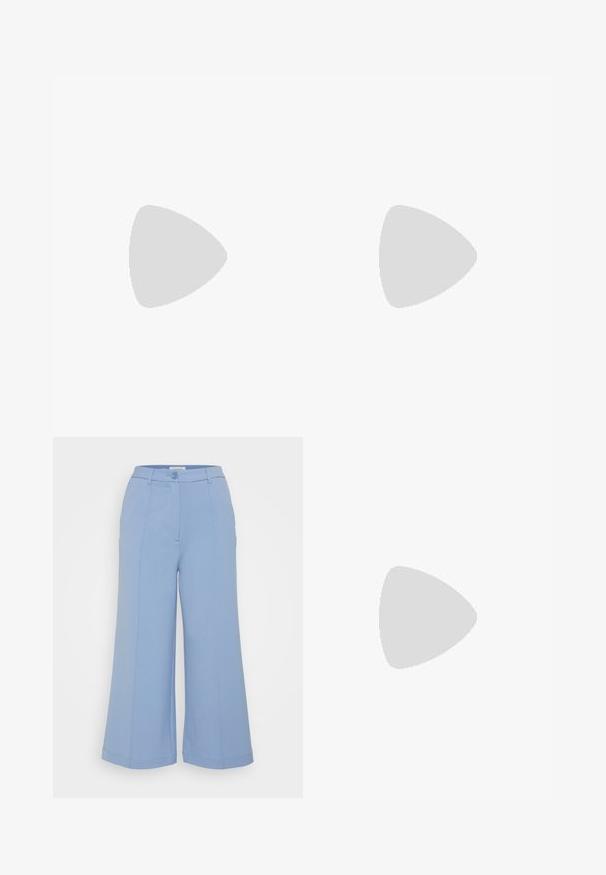 Set med tre ribbade crop tops i vitt, ljusgrönt och svart. Var och en har en rund hals och är ärmlös. Mjuk bomullsmaterial.; Even&Odd Petite Tygbyxor - light blue; Svart lädersko med hög klack, spetsig tå, kurvad design och en smal 5 cm klack. Slät textur med minimala utsmyckningar.; Silverringar med en stjärnformad berlock som har en central rhinestones; inkluderar ett andra par nackdelar i platt silver.