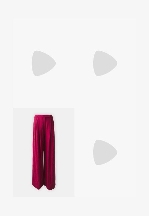 Schwarzer Langarm-Bodysuit mit tiefem V-Ausschnitt, der mit einem roten und grünen Rosenmuster aus weichem, dehnbarem Stoff verziert ist und für eine figurbetonte Silhouette geschnitten wurde.; Weite Hosen aus einem lebhaften Magenta-Stoff, mit einem subtilen kreisförmigen Muster, vorderen Falten und einer glatten Textur.; Schwarzlederne Slingback-Absätze mit spitzer Zehenform, schlankem Absatz und dekorativem Schnallendetail auf dem Blatt. Glatte Textur und elegantes Design.; Schwarz-weiße gestreifte Handtasche mit strukturierter Form, ausgestattet mit einem oberen Griff, einem abnehmbaren Kettenriemen und einem metallischen Logo-Detail.