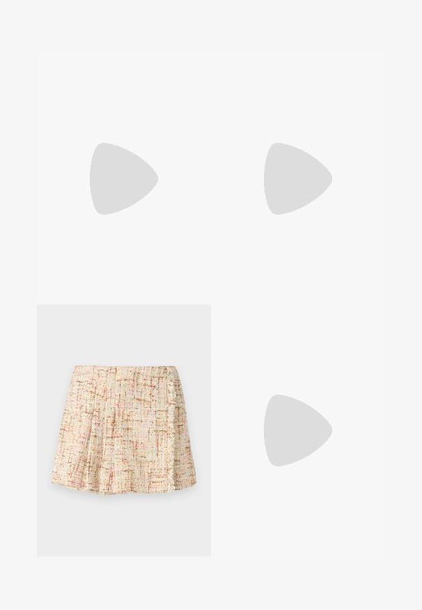 Bez rękawów, top o wysokim dekolcie w miękkim beżowym dzianinowym materiale, z prążkowanym dołem i szwem centralnym dla dodatkowego akcentu.; Krótka, plisyowana spódnica z teksturowanej tkaniny w neutralnych odcieniach z subtelnymi plamkami koloru. Posiada frędzlowe wykończenie po boku.; Wysokie czarne skórzane botki o eleganckim designie, ze spiczastym noskiem i złotym łańcuszkiem na kostce. Niski blokowy obcas. Gładka tekstura.; Srebrne kolczyki koła o gładkiej, błyszczącej powierzchni, z zakrzywionym kształtem i zapięciem na sztyft. Minimalistyczny design z nowoczesnym wykończeniem.