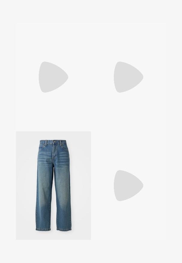 Valkoinen puuvillapaita lyhyillä hihoilla, jossa on punainen brodeerattu logo "DICKIES 1922" vasemmassa rinnassa; ribattu pyöreäkaulainen malli.; Vaaleansiniset farkut, joissa on leveät lahkeet ja korkea vyötärö, viisi taskua ja hieman kulunut pinta. Varustettu napilla ja vetoketjulla.; Beige mokkasiinisneakerit vihreillä nahkaosilla, pyöreällä kärjellä, valkoisilla nauhoilla ja tekstuuritetuilla sivuilla. Kumipohja näkyvissä.; Kilpikonnakuosiset aurinkolasit vihreillä linsseillä, joissa on oktaalinen muoto ja kapeat, kaarevat varret. Materiaalissa on kiiltävä pinta.