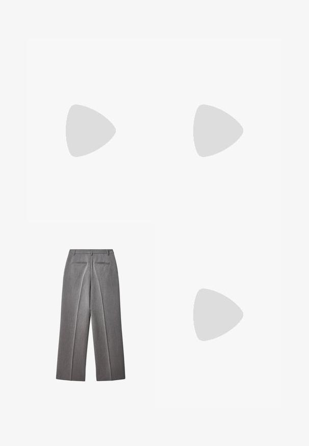 Vit t-shirt i mjuk bomull, med rund halsringning, lösa korta ärmar och rak nederkant utan synliga mönster eller detaljer.; Grå skräddarsydda byxor med platt framsida, rak ben design, två bakfickor och subtil struktur.; Svart läderloafersko med låg blockklack, rund tå, dekorativ rem och texturerad sömdetalj på ovandelen. Slät yta.; Svarta överdimensionerade solglasögon med ovala linser, slät plastbåge och guldaccent på bågarna. Mörka linser ger solskydd.; Tygväska i krämfärg med accenter i marinblått läder. Har två långa handtag, framficka och stickade detaljer. Logotyp på framsidan.