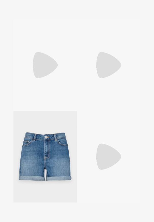 Langsleeve turtleneck top in crème met zwarte horizontale strepen; zachte stof, ontspannen pasvorm, cropped ontwerp, met een gladde textuur.; Lichtblauwe denim shorts met hoge taille, omgeslagen omslagen en een vijfzakken ontwerp. Metaalknoopsluiting aan de voorkant met contrasterende stiksels.; Zwarte gepatineerde leren slingback hakken met een spitse neus en een geometrische blokhak. Kenmerkt zich door een slank, minimalistisch ontwerp en een gladde textuur.; Zwarte leren handtas met een unieke waaier vorm, voorzien van platte handvatten. Het oppervlak heeft een gewelfde textuur en een minimalistisch ontwerp.