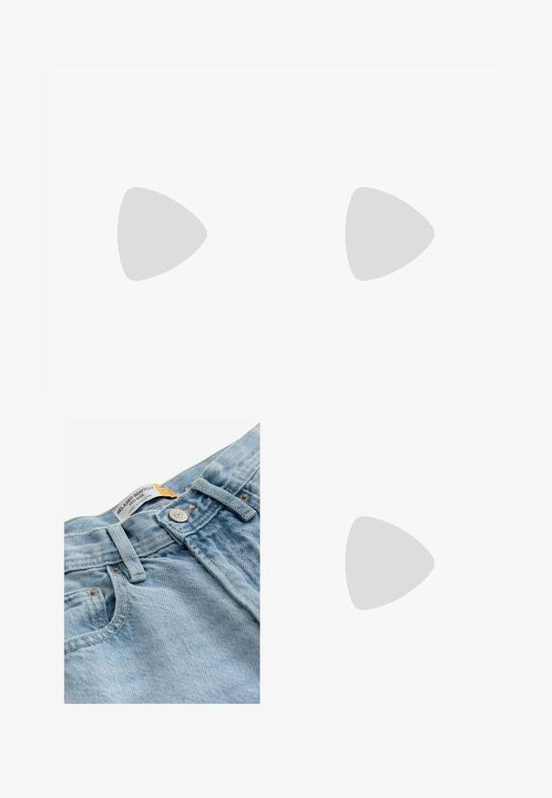 Langärmliges Poloshirt aus dunkelbraunem Stoff mit einem weißen, strukturierten Kragen und einer Drei-Knopf-Leiste. Glattes, angenehmes Material.; Hellblaue Jeans im entspannten Bootcut-Design, mittelhoher Bund, Metallknopfverschluss und ein Etikett mit der Aufschrift "ENTSPANNTER BOOTCUT."; Braune Keil-Sandalen mit einem Kreuzriemen-Design, verstellbarem Knöchelriemen und einer strukturierten, gewebten Espadrille-ähnlichen Keilsohle.; Braune Leder-Tote mit glatter Textur, offenem Oberteil und zwei Schulterriemen. Verfügt über minimale Nähte und keine sichtbaren Beschläge.