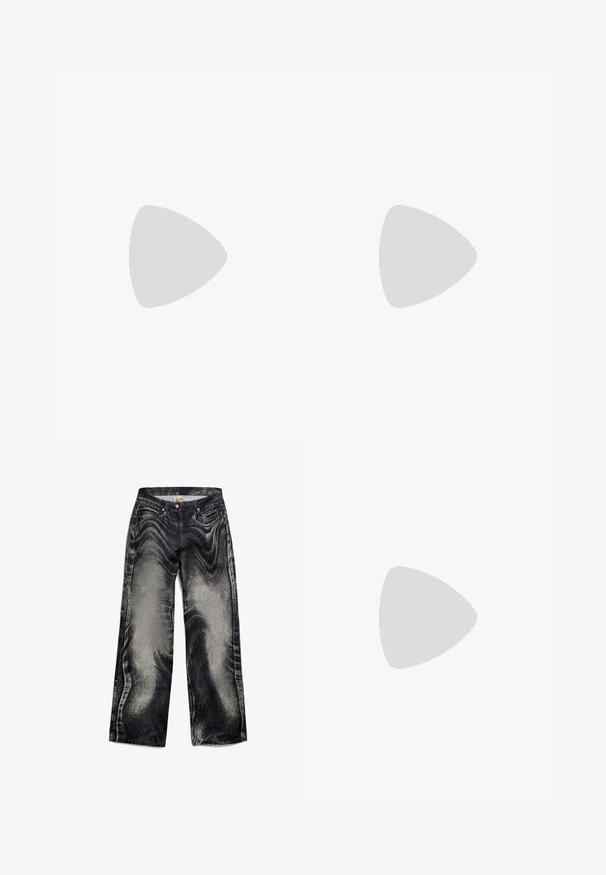 Schwarzer Langarm-Body aus dehnbarem Stoff, mit hohem Kragen, dezentem Branding auf der Brust und Druckknöpfen im Schritt.; Schwarze Denim-Breitbeinhosen mit einem strukturierten, verblassten Muster, ausgestattet mit fünf Taschen und einem Knopfverschluss. Glattes Material mit einem leicht glänzenden Finish.; Schwarze Ledersneaker mit dickem Gummi-Sohle und metallischen Akzenten. Verfügt über runde Schnürsenkel und einen verstärkten Zehenbereich, der durch silberne Hardware gekennzeichnet ist.; GCDS UNISEX - Sonnenbrille - shiny black