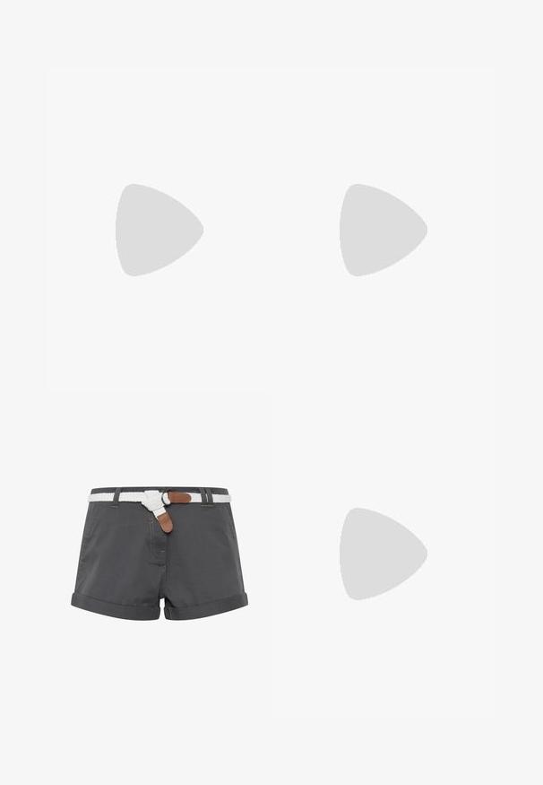 Grå kortärmad topp med asymmetrisk design, samlad textur på sidan och rund halsringning. Tillverkad av mjukt, stretchigt material.; Grå bomullsshorts med rullade fållar, med ett vitt flätat bälte och bruna läderdetaljer. Stygndetaljer synliga på tyget.; Grå läderstövlar i kalvhöjd med en avslappnad design, spetsig tå och staplad klack. Anmärkningsvärt sömdetalj på tåområdet.; Blå handväska i glänsande material med ett molnmönster, med en rundad form och en matchande axelrem. Silverdetaljer som accent.