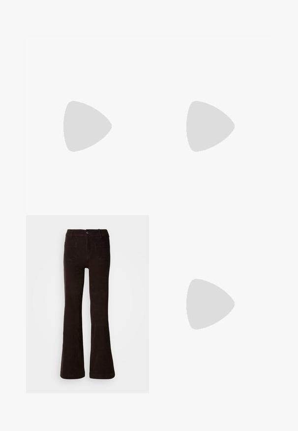 Weißes Langarmoberteil mit rundem Ausschnitt, aus einem gerippten Strickstoff gefertigt, mit einem umgeschlagenen Kragen und einer taillierten Silhouette.; Braune Cordhose mit ausgestelltem Bein und strukturierter Oberfläche, ausgestattet mit einem vorderen Knopfverschluss, Gürtelschlaufen und zwei Gesäßtaschen.; Schwarze patentierte Sandalen mit Absatz, quadratischer Spitze, Knöchelriemen und silbernen Schnallen. Mit einem stabilen Blockabsatz für mehr Stabilität.; Schwarze Laptoptasche aus Leder mit glatter Textur, rechteckiger Form und zwei langen Griffen. Keine sichtbaren Beschläge oder Verzierungen.