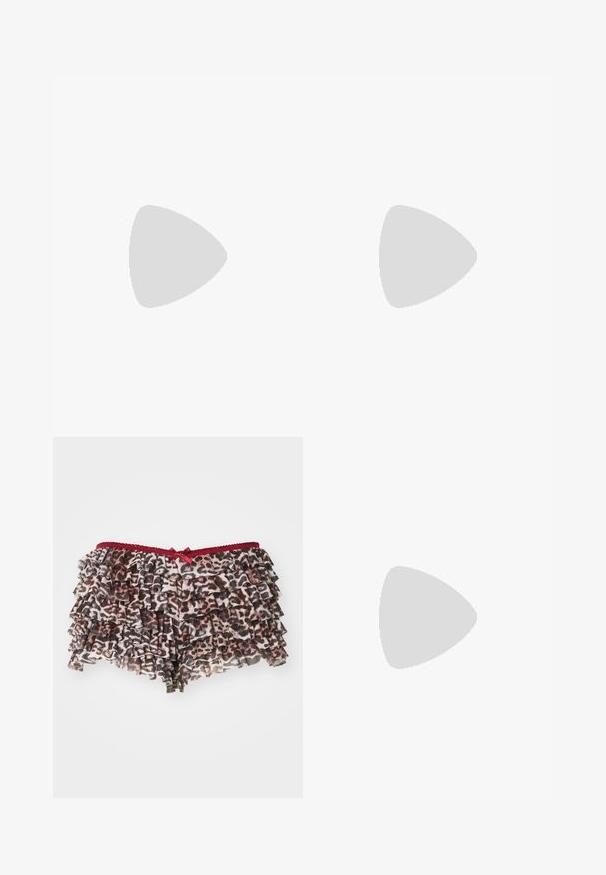 Top negro sin mangas con un escote en V profundo y espalda descubierta, hecho de una tela suave, silueta ajustada y con una marca mínima en un color contrastante.; Pantalones cortos de leopardo con estampado floral y volantes en capas, con una cinturilla de encaje rojo y un pequeño lazo decorativo en el frente.; Bota de vaquero de cuero marrón con puntera afilada, tacón en cuña y bordado decorativo. Presenta un caña alta y una lengüeta de agarre.; Gafas de sol estilo ojo de gato con montura de carey negra y naranja, lentes marrones y puntas elegantes y afiladas. Presenta un logo minimalista en la patilla.; Camisa corta gris, pantalones oscuros y bailonas plateadas metálicas. Sosteniendo un bolso texturizado marrón oscuro con una hebilla plateada. Diseño simple y materiales suaves.