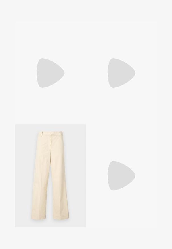 Beige ribbet ærmeløs top med rund halsudskæring, der har en tætsiddende pasform og glat tekstur, ideel til lag-på-lag eller varmt vejr.; Beige vide bukser med flad front, bælteløkker og lynlås. Lavet af letvægts bomuldsstof med en glat overflade.; Sorte hælede sandal med flettet remdesign, firkantet tå og justerbar ankelrem. Lys beige fodseng med en blank sort hæl.; Sort læderhåndtaske med en buet form, en enkelt rem, lynlås lukning og diskret branding på forsiden. Glat tekstur, minimalistisk design.