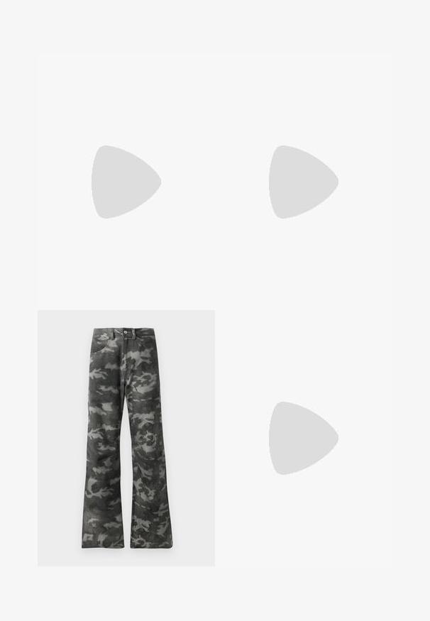 Bodysuit negro de manga larga en malla transparente con patrones abstractos en espiral negra, cuello alto y cierre en la parte inferior con broches.; Jeans rectos de camuflaje en gris oscuro y negro, con cierre de botón y cremallera y bolsillos frontales.; Zapato de tacón alto negro con punta afilada y textura de piel de cocodrilo, que presenta un diseño elegante, un alto tacón de aguja y un interior negro suave.; Bolso de mano de cuero negro con un diseño curvado, que cuenta con tachuelas plateadas, una hebilla y dos bolsillos laterales. Correa ajustable para opciones de transporte.