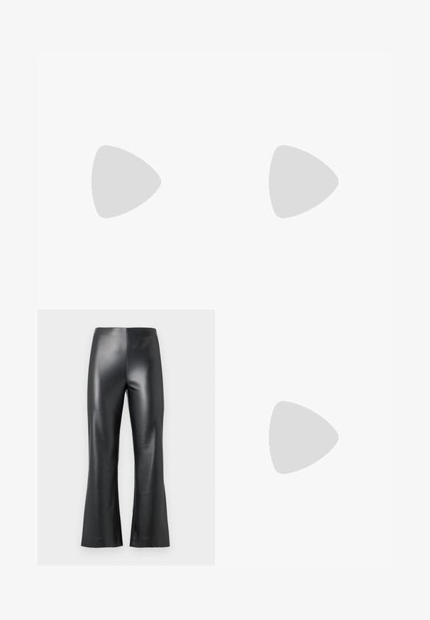 Zwarte katoenen T-shirt met een luipaardprint ontwerp in grijs en goud met de tekst "femme FUTURE" in een gestileerd lettertype. Korte mouwen.; Zwarte faux leren broek met een uitlopende pijpdesign, met een soepele, glanzende textuur en een hoge taille. Eenvoudige en stijlvolle uitstraling.; Zwarte suède en leren sneaker met een crèmekleurige zij-swoosh en lichte crèmekleurige hiel. Voorzien van beige veters en een gumrubberen zool.; Zwarte nepleer handtas met een krokodillenstructuur, opgedroogde bovenkant en een gekreukte hengsel. Het lijkt zacht en compact van ontwerp.