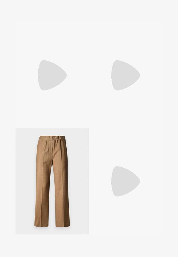 WEEKEND MaxMara NAZIONE - Felső - bianco; Barna, strukturált nadrág lazább fazonnal, széles lábbal és rugalmas derékkal. Díszes tervezés elülső pliszékkel.; Magas barna velúr és szövet csizma alacsony fekete sarokkal és kerek orral, oldalnézetben, sima fehér háttér előtt bemutatva.; Fekete bőr kézitáska strukturált formával, arany kiegészítővel, két rövid füllel és levehető hosszú pánttal. Texturált felület.