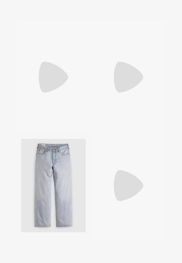 Kurzarm-T-Shirt aus leichtem beige Baumwollstoff, mit kleinem gestickten Hirsch-Logo auf der linken Brust. Rundhalsausschnitt mit normaler Passform.; Hellblaue Jeans aus Denim mit lockerer Passform, ausgestattet mit einem Knopf- und Reißverschluss, Gürtelschlaufen und einem Fünf-Taschen-Design. Mit verwitterter Textur im Stoff.; Nike Air Jordan 1 Low in grau und schwarzem Wildleder mit weißen Akzenten. Verfügt über eine gepolsterte Sohle und das klassische Nike Swoosh-Logo.; Schwarze rechteckige Sonnenbrille mit dunklen Gläsern. Kunststoffrahmen mit matter Oberfläche. Goldene Akzente an den Bügeln und Logo-Branding.