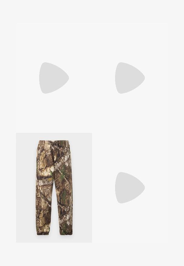 Bijela pamučna majica s grafičkim otiskom futurističkog vozila s kružnim dizajnom, prikazana na svijetloplanoj geometrijskoj pozadini.; Kamuflažne trenirke s prirodnim uzorkom u smešnim i zelenim tonovima, s elastičnim pojasom s vezicom i elastičnim manžetama na gležnjevima.; Visoke Nike Air Jordan tenisice u bijeloj, sivoj i crnoj boji s ružičastim unutrašnjim dijelom i žutim jezikom, postavljene na betonskoj površini.; Casio pravokutni sat s bijelim licem, zlatnim akcentima, rimskim brojevima i smešnom kožnom narukvicom s uzorkom krokodila. Vodootporni dizajn.